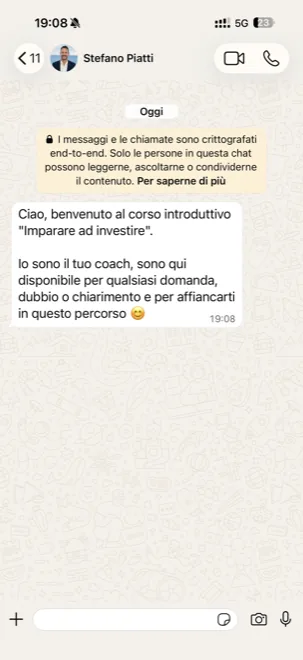 Messaggio WhatsApp del coach: «Ciao, benvenuto al corso introduttivo Imparare ad investire. Io sono il tuo coach, sono qui disponibile per qualsiasi domanda, dubbio o chiarimento e per affiancarti in questo percorso»
